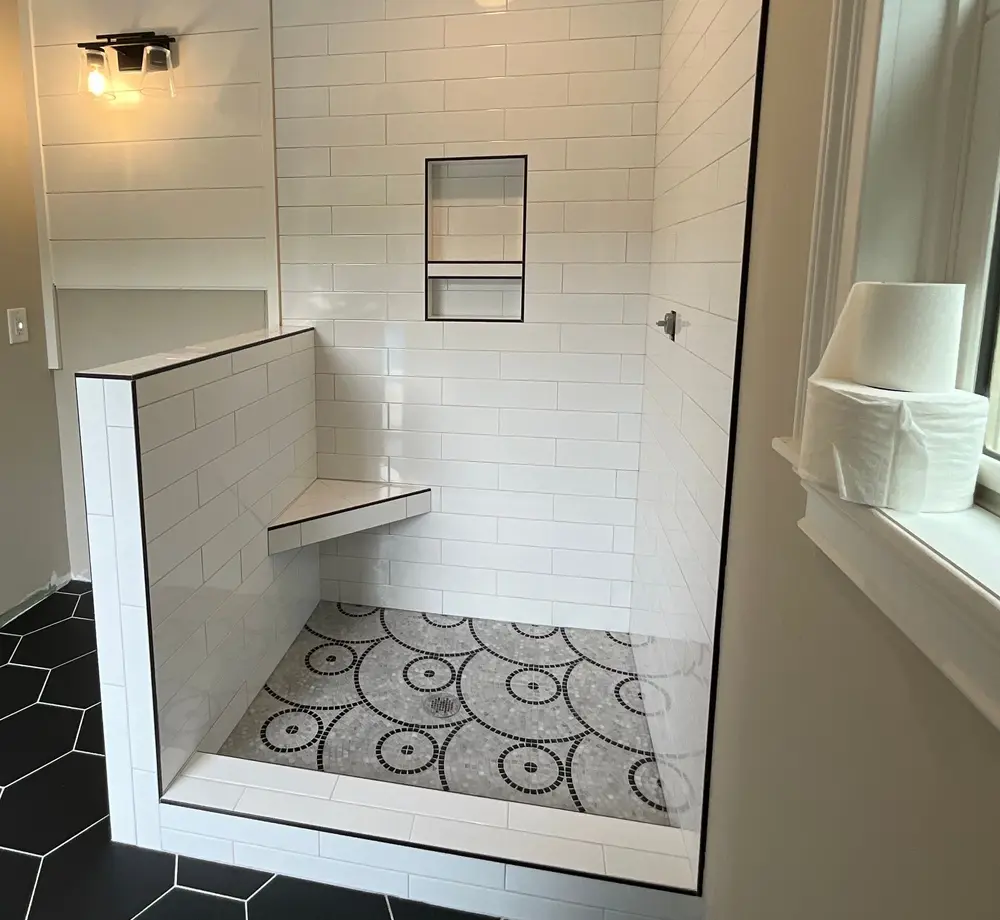 Ducha con piso de mosaico en círculos y banca, Atlanta