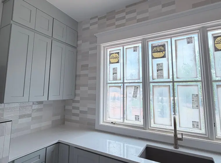 Backsplash de cocina en tile vertical sobre cubierta de cuarzo