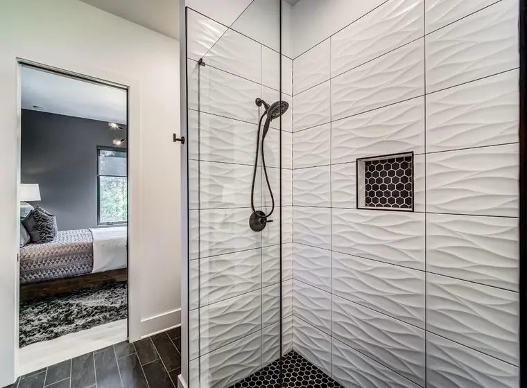 Ducha de tile 3D de olas junto a la recámara principal