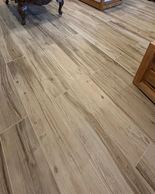 Piso de porcelanato tipo madera instalado en una sala