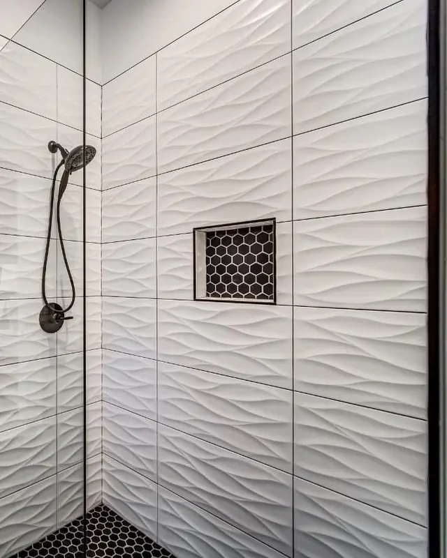 Muro de ducha en tile 3D de olas con nicho de hexágono negro